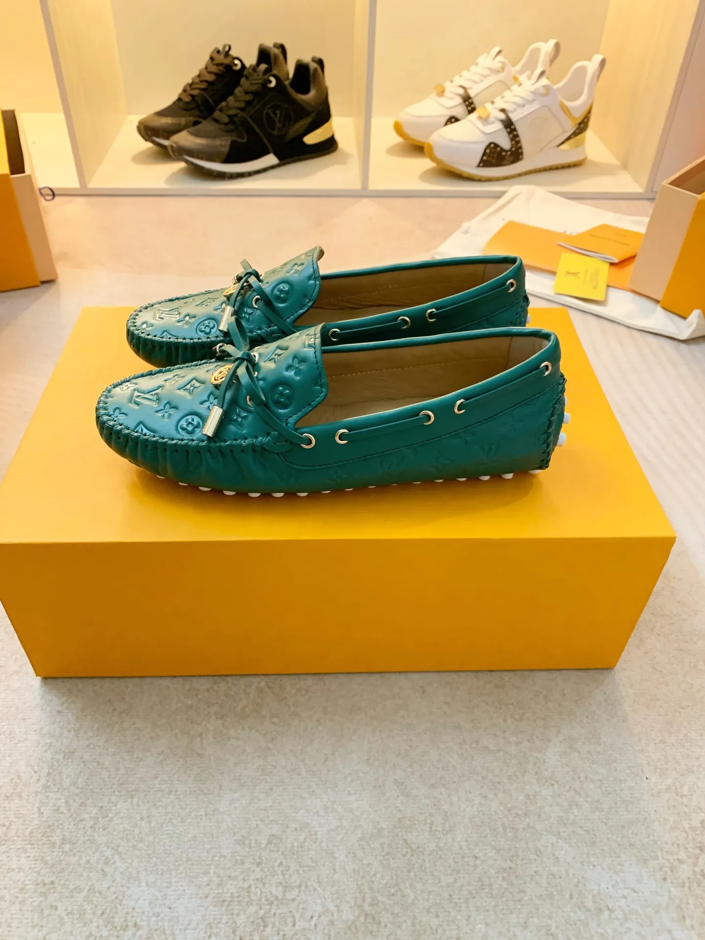 p460💰Couple model❤️🇫🇷 𝙇𝙤𝙪𝙞𝙨 𝙑𝙪𝙞𝙩𝙩𝙤𝙣 🇫🇷Louis Vuitton 2023 Classic𝓛𝓿 𝓣𝓻𝓪𝓲𝓷𝓮𝓻 Sports Series ➪➪➪¯ [Arizona Doudou Shoes Series] ▪️▪️▪️Arizona slip-on shoes are made of Monogram Eclipse canvas. Its hand-painted and dyed edges and hand-sewn uppers fully demonstrate Louis Vuitton's traditional shoemaking craftsmanship. This slip-on shoe is very lightweight. The integrated tongue and upper make it particularly comfortable and flexible. The soft outsole is equipped with rubber padding. Decorated with matching sash. Detailed features: ☑️Monogram Eclipse canvas ☑️Black Eclipse pattern ☑️Hand-painted shoe edges ☑️Hand-sewn uppers (each pair takes time to process) ☑️Integrated tongue and upper construction ☑️Outsole equipped with rubber lining ☑️size: 35_46